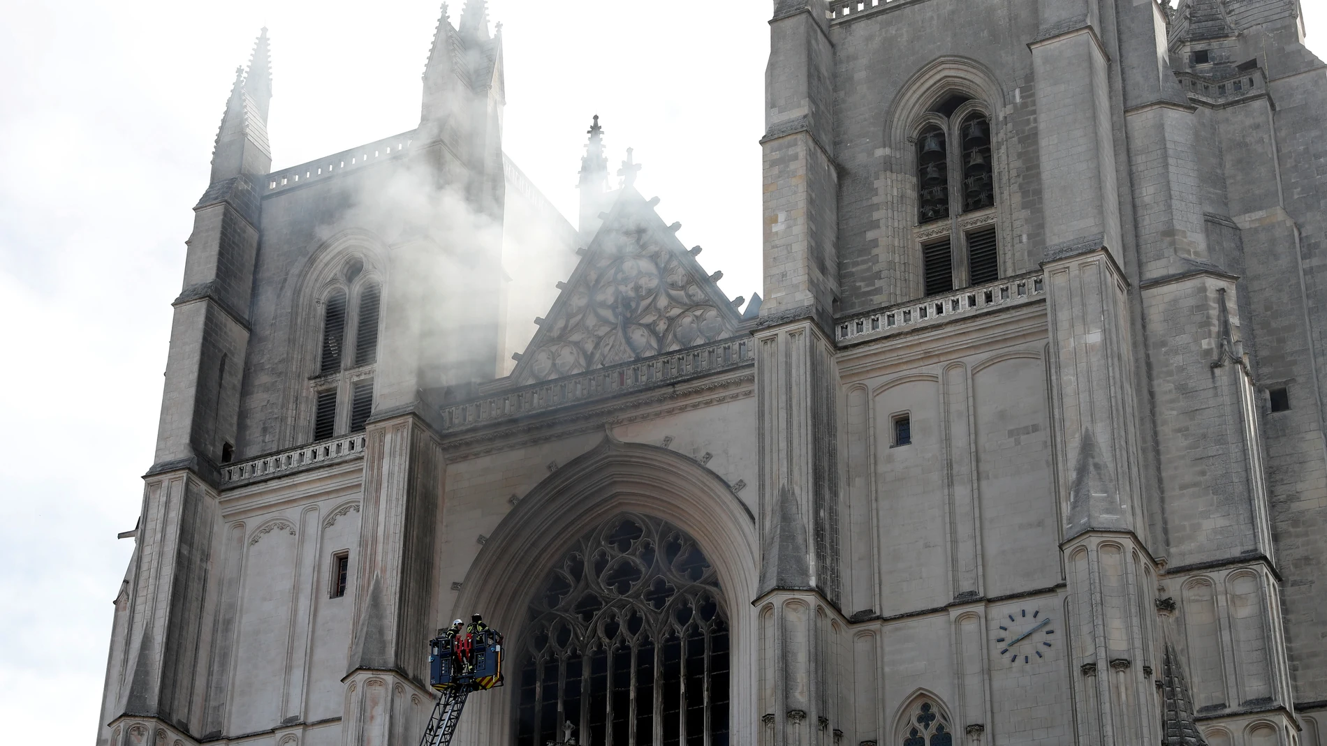 Imagen momentos después del incendio en la catedral San Pedro y San Pablo