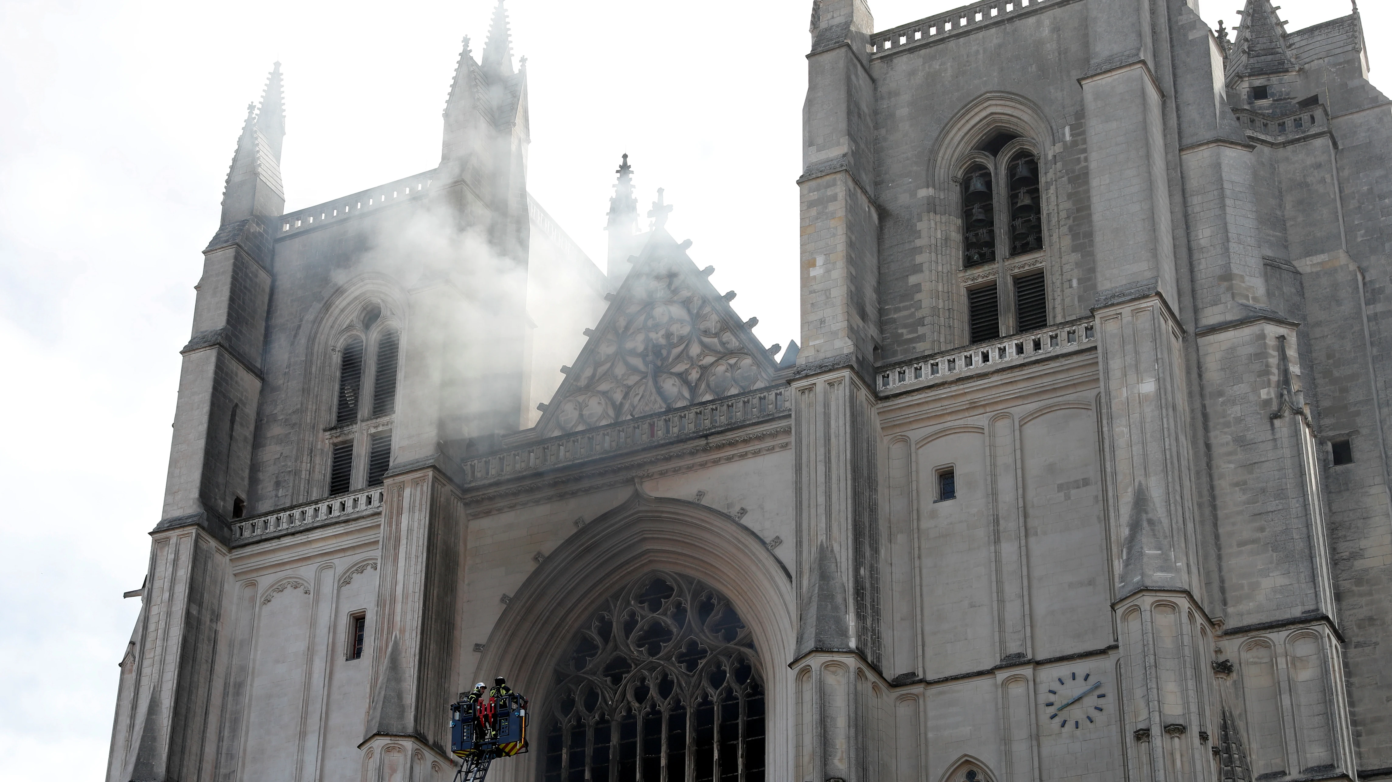 Imagen momentos después del incendio en la catedral San Pedro y San Pablo
