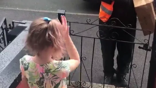 El emotivo vídeo de la amistad entre un cartero sordo y una niña El emotivo vídeo de la amistad entre un cartero sordo y una niña