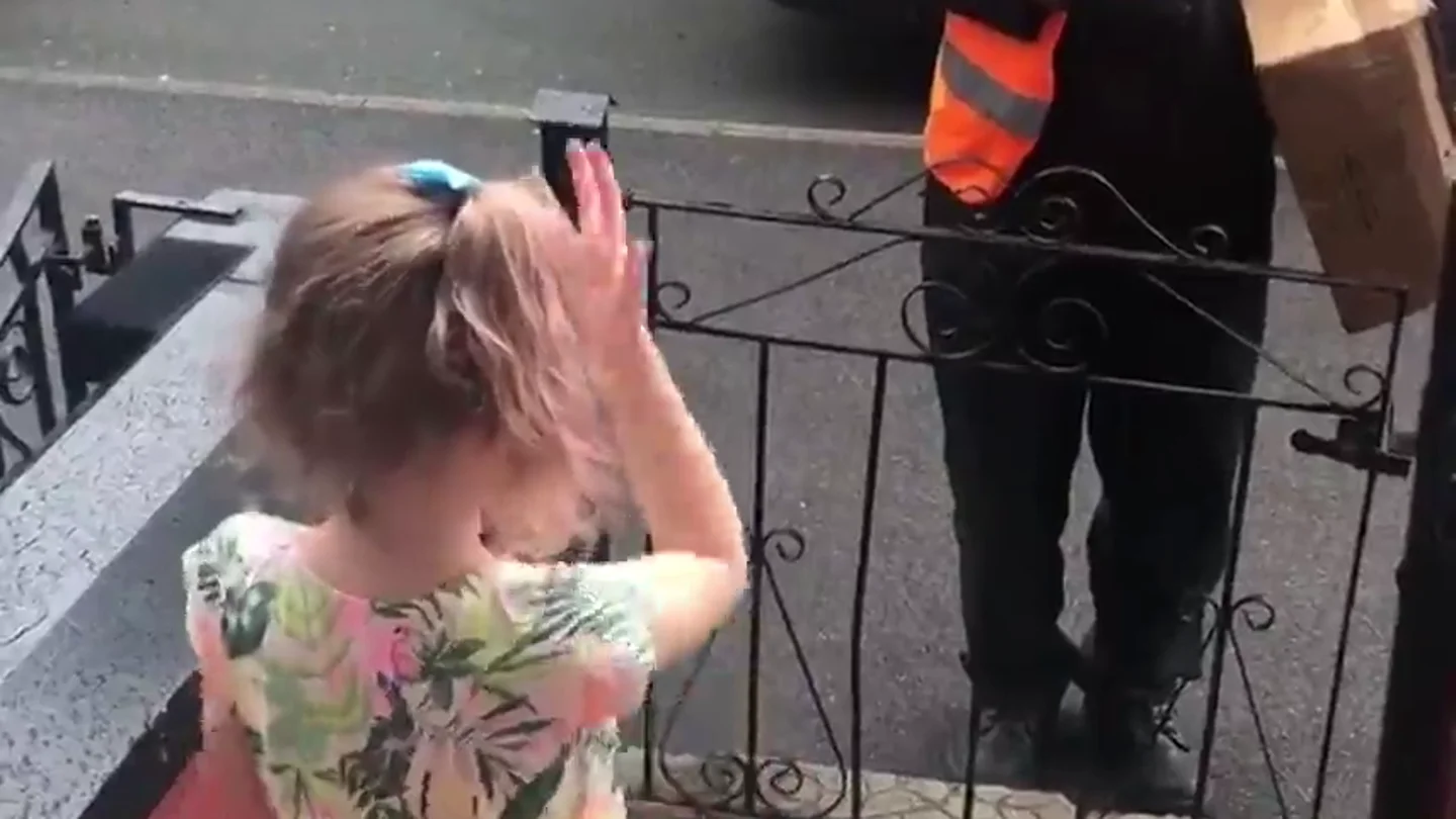 El emotivo vídeo de la amistad entre un cartero sordo y una niña El emotivo vídeo de la amistad entre un cartero sordo y una niña