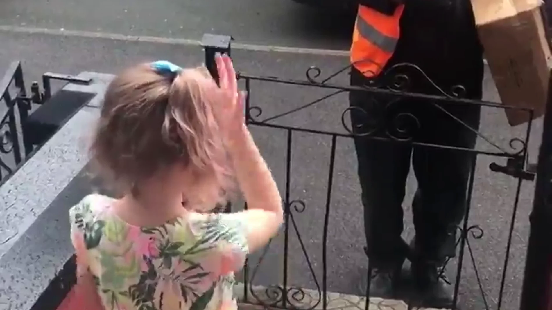 El emotivo vídeo de la amistad entre un cartero sordo y una niña
