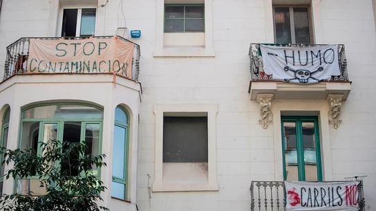 Vista de varios carteles contra la contaminación en un barrio de Barcelona Vista de varios carteles contra la contaminación en un barrio de Barcelona