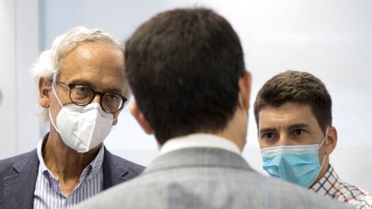 Bonaventura Clotet (i) y Oriol Mitj&agrave; (d), junto al conseller de Pol&iacute;ticas Digitales y Administraci&oacute;n P&uacute;blica, Jordi Puigner&oacute; (c)