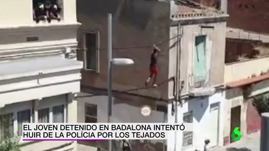 El vídeo en el que la Guardia Urbana detiene a un okupa mientras intenta huir por cables de alta tensión El vídeo en el que la Guardia Urbana detiene a un okupa mientras intenta huir por cables de alta tensión