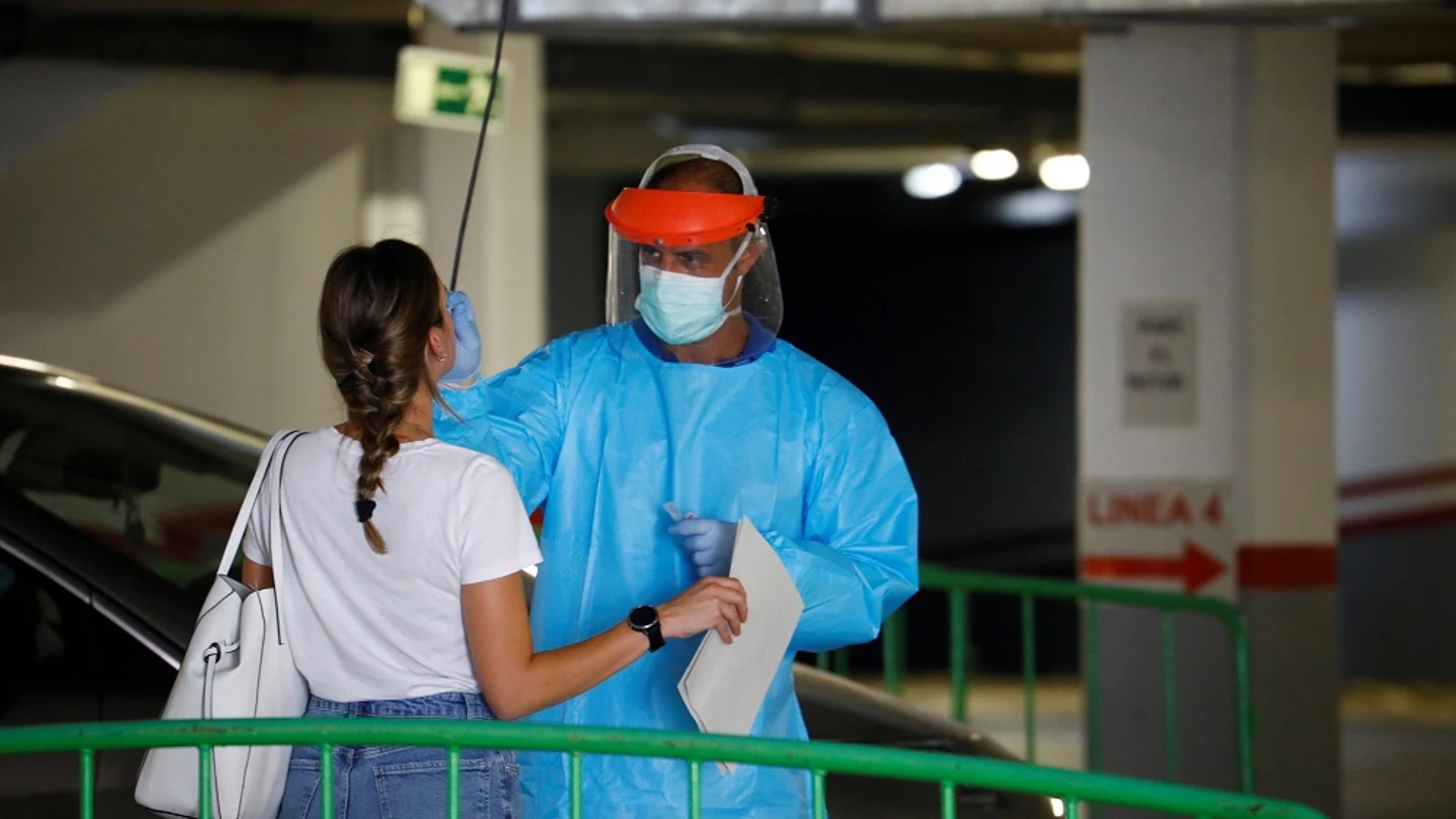 Imagen de un sanitario haciendo una prueba PCR a una joven que acudió a la fiesta de Córdoba Imagen de un sanitario haciendo una prueba PCR a una joven que acudió a la fiesta de Córdoba