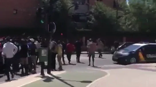 Tensión entre la Policía y más de un centenar de migrantes que se saltaron el confinamiento y cortaron la Circunvalación de Albacete Tensión entre la Policía y más de un centenar de migrantes que se saltaron el confinamiento y cortaron la Circunvalación de Albacete