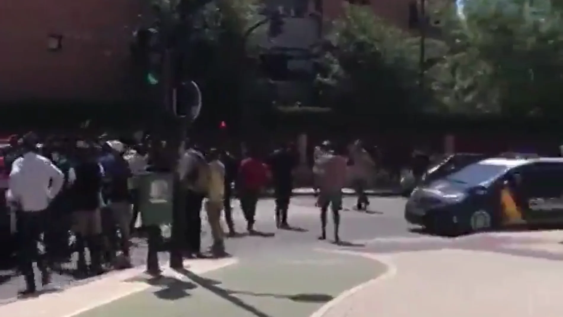 Tensión entre la Policía y más de un centenar de migrantes que se saltaron el confinamiento y cortaron la Circunvalación de Albacete