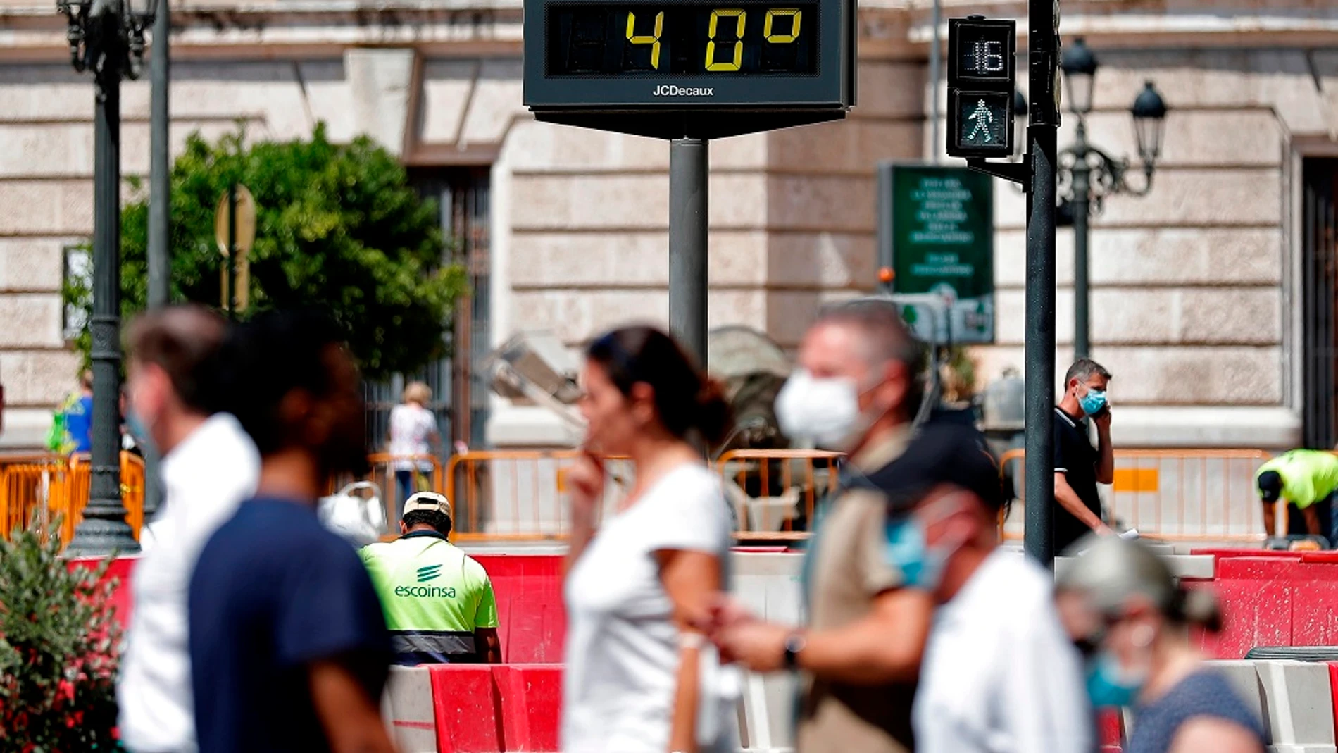 Imagen de personas caminando por la calle a 40 grados