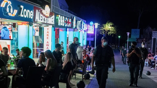Miembros de la guardia civil patrullan las calles adyacentes a Punta Ballena en Magaluf Miembros de la guardia civil patrullan las calles adyacentes a Punta Ballena en Magaluf