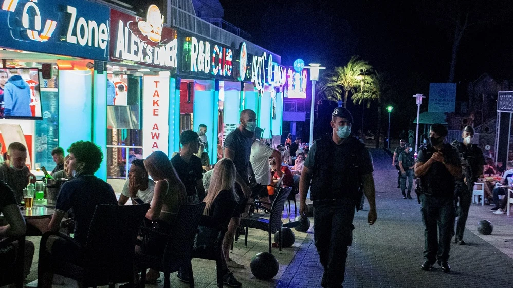 Miembros de la guardia civil patrullan las calles adyacentes a Punta Ballena en Magaluf