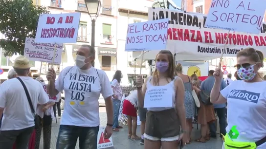 Los comerciantes protestan contra el cambio de ubicación del Rastro Manifestación de los comerciantes dle rastro de mi al cambio de localización: "Sería matarlo"
