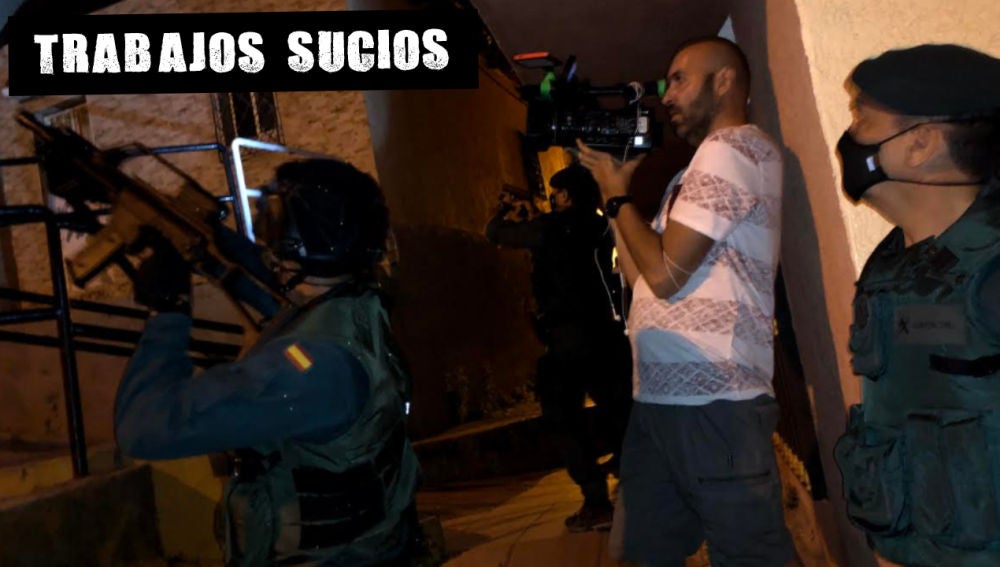 Juan Santander, cámara de La Sexta, durante una operación antidroga del GAR de la Guardia Civil en Ceuta