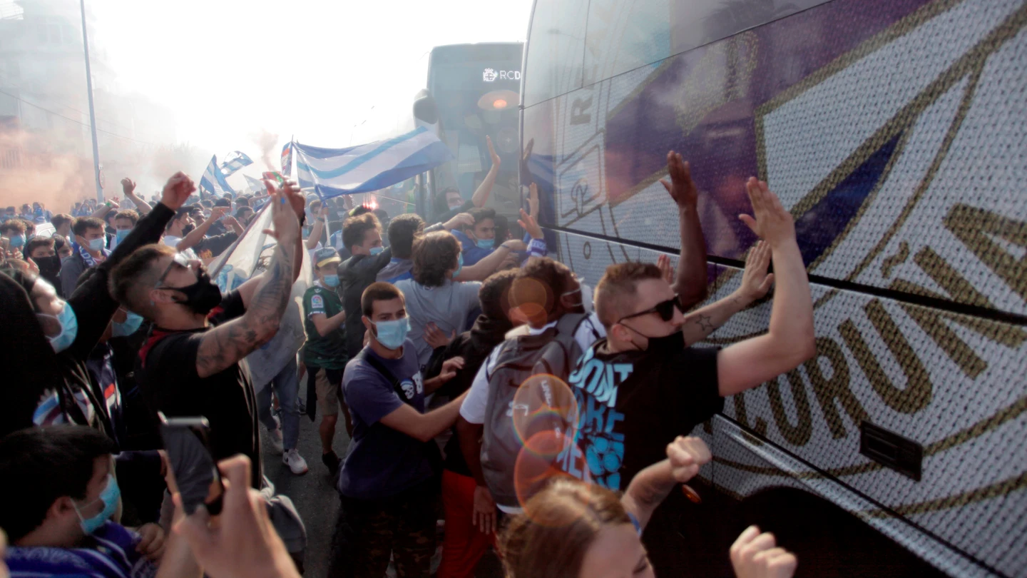Cientos de aficionados reciben a los jugadores del Deportivo a su llegada al estadio de Riazor Cientos de aficionados reciben a los jugadores del Deportivo a su llegada al estadio de Riazor