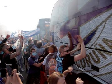 Cientos de aficionados reciben a los jugadores del Deportivo a su llegada al estadio de Riazor Cientos de aficionados reciben a los jugadores del Deportivo a su llegada al estadio de Riazor