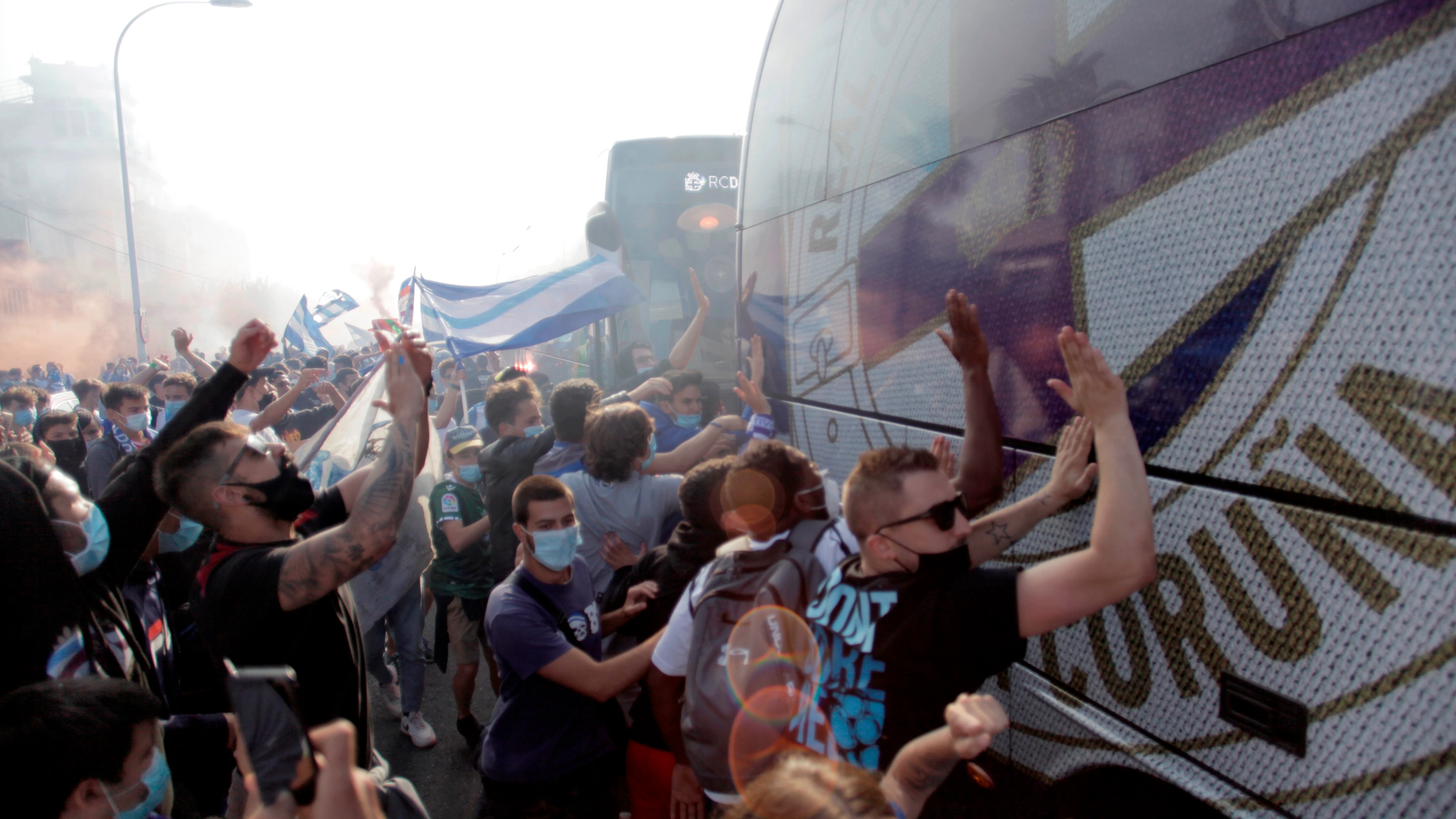 Cientos de aficionados reciben a los jugadores del Deportivo a su llegada al estadio de Riazor