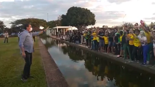 El presidente de Brasilrecibe a simpatizantes en los jardines del Palacio da Alvorada, El presidente de Brasilrecibe a simpatizantes en los jardines del Palacio da Alvorada,