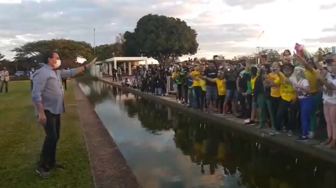 El presidente de Brasilrecibe a simpatizantes en los jardines del Palacio da Alvorada, 