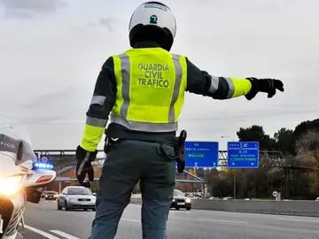 La Guardia Civil parando a los vehículos La Guardia Civil parando a los vehículos