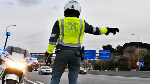La Guardia Civil parando a los vehículos La Guardia Civil parando a los vehículos