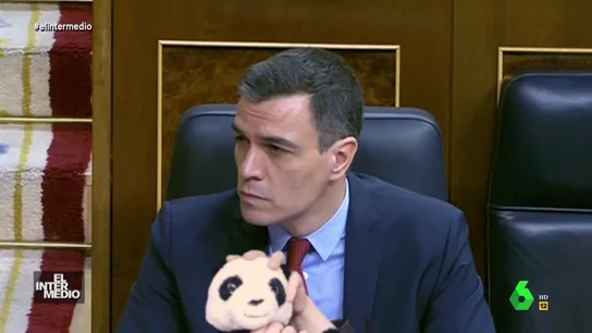 Vídeo manipulado - Pedro Sánchez estrangula a un osito de peluche mientras habla Pablo Casado Vídeo manipulado - Pedro Sánchez estrangula a un osito de peluche mientras habla Pablo Casado
