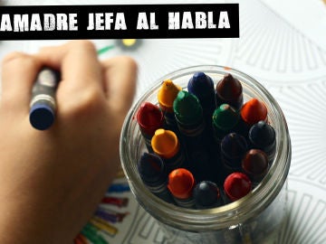 Un niño pintando Un niño pintando