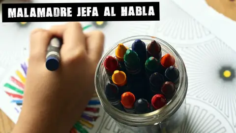 Un niño pintando Un niño pintando