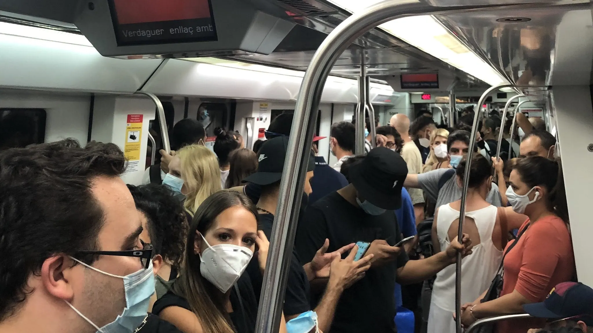 Línea 5 del metro de Barcelona, hoy a mediodía