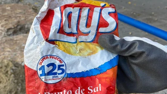 Bolsa de patatas encontrada en una playa de Alicante Bolsa de patatas encontrada en una playa de Alicante