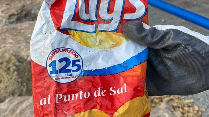 Bolsa de patatas encontrada en una playa de Alicante