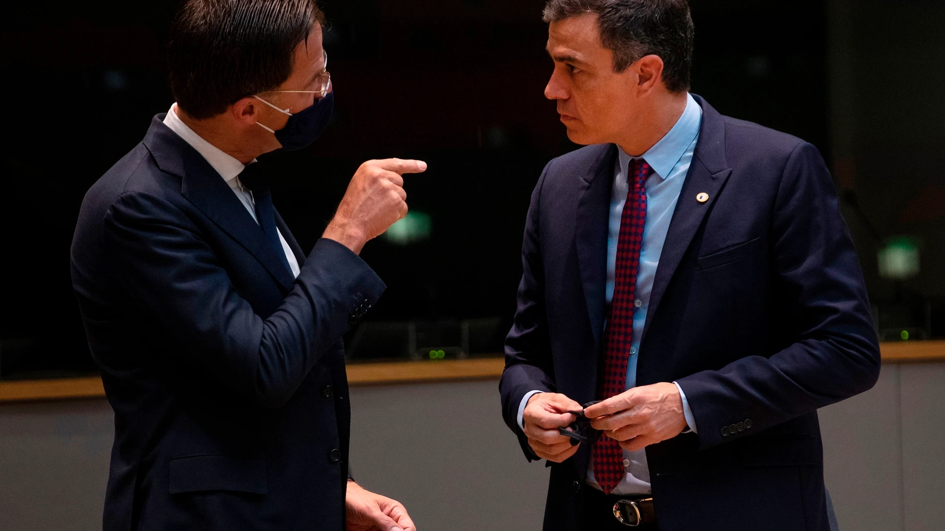 El primer ministro de Holanda, líder de los países frugales, con el presidente del Gobierno Pedro Sánchez en la cumbre europea del pasado 18 de julio. 