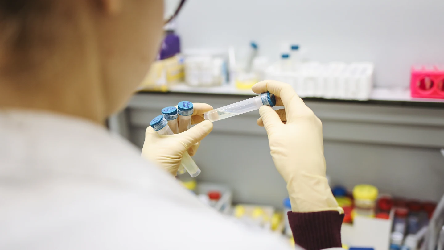 Mujer científica en un laboratorio Mujer científica en un laboratorio