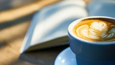 Un libro y un café Un libro y un café