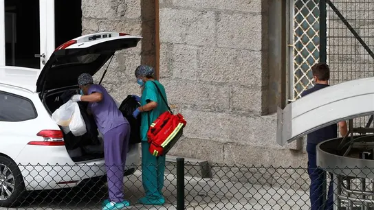 Sanitarios ante el hotel donde está aislado el Fuenlabrada Miembros del Servicio Gallego de Salud ante el hotel donde está aislado el Fuenlabrada