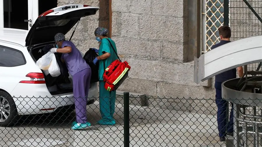 Miembros del Servicio Gallego de Salud ante el hotel donde está aislado el Fuenlabrada