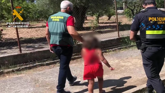 Los agentes lograron tranquilizar a la pequeña que acabó narrando cómo fue abandonada en la carretera Los agentes lograron tranquilizar a la pequeña que acabó narrando cómo fue abandonada en la carretera