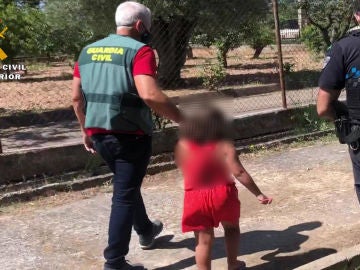 Los agentes lograron tranquilizar a la pequeña que acabó narrando cómo fue abandonada en la carretera