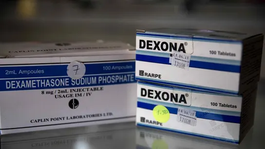 Vista de cajas de dexametasona en pastillas y ampollas en una farmacia. Vista de cajas de dexametasona en pastillas y ampollas en una farmacia.