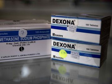 Vista de cajas de dexametasona en pastillas y ampollas en una farmacia. 
