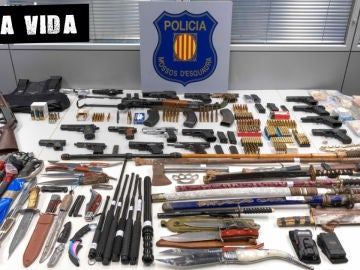 Material incautado por los Mossos d'Esquadra en una operación en la que han desarticulado un peligroso clan familiar instalado en el barrio de La Mina de Sant Adrià de Besòs (Barcelona) Material incautado por los Mossos d'Esquadra en una operación en la que han desarticulado un peligroso clan familiar instalado en el barrio de La Mina de Sant Adrià de Besòs (Barcelona)