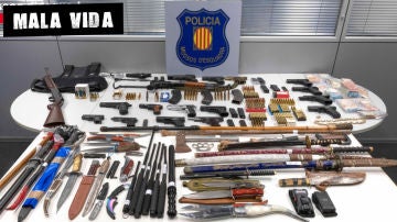 Material incautado por los Mossos d'Esquadra en una operación en la que han desarticulado un peligroso clan familiar instalado en el barrio de La Mina de Sant Adrià de Besòs (Barcelona)