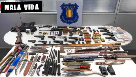 Material incautado por los Mossos d'Esquadra en una operación en la que han desarticulado un peligroso clan familiar instalado en el barrio de La Mina de Sant Adrià de Besòs (Barcelona) Material incautado por los Mossos d'Esquadra en una operación en la que han desarticulado un peligroso clan familiar instalado en el barrio de La Mina de Sant Adrià de Besòs (Barcelona)