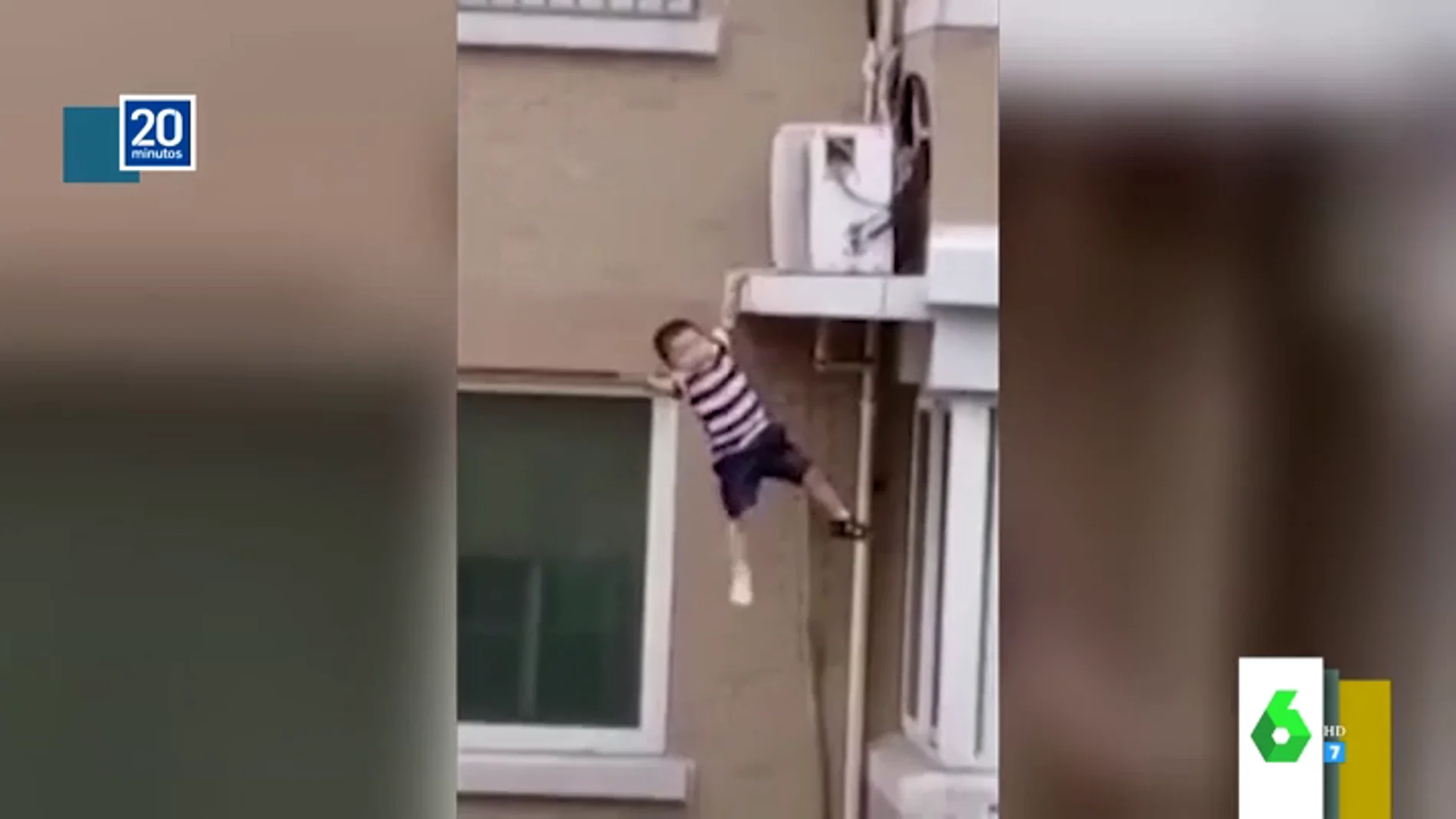 El impactante vídeo en el que un hombre salva la vida de un niño al cogerlo en el aire tras caerse de un quinto piso