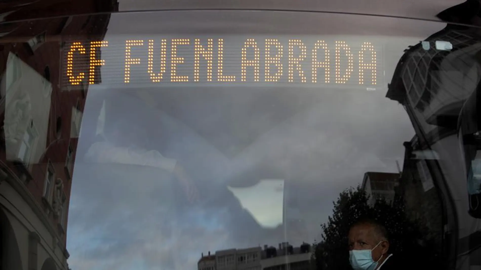 El autobús del Fuenlabrada aparcado a las puertas del hotel Finisterre de A Coruña