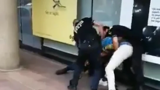 Imágenes de la agresión de tres policías a un hombre por no utilizar la mascarilla en Cassá de la Selva (Girona) Imágenes de la agresión de tres policías a un hombre por no utilizar la mascarilla en Cassá de la Selva (Girona)