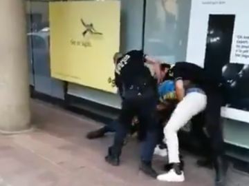 Imágenes de la agresión de tres policías a un hombre por no utilizar la mascarilla en Cassá de la Selva (Girona)