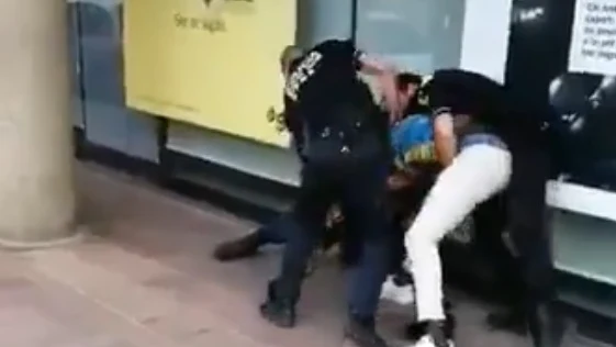 Imágenes de la agresión de tres policías a un hombre por no utilizar la mascarilla en Cassá de la Selva (Girona)