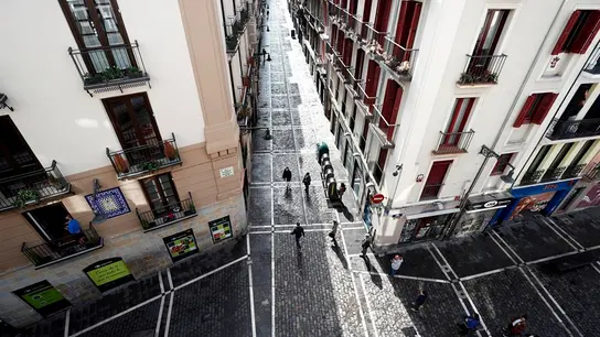 Personas hacen cola para entrar a un comercio en Pamplona Personas hacen cola para entrar a un comercio en Pamplona