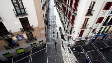 Personas hacen cola para entrar a un comercio en Pamplona