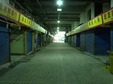 Un mercado cerrado en la ciudad china de Wuhan