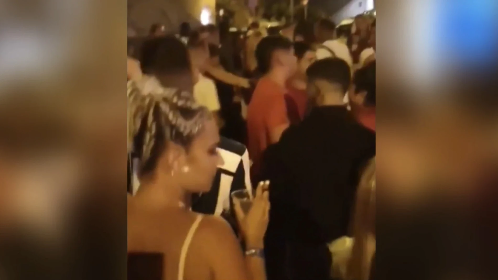Los jóvenes que participaron en la fiesta en plena calle difundieron varios vídeos en las redes sociales.